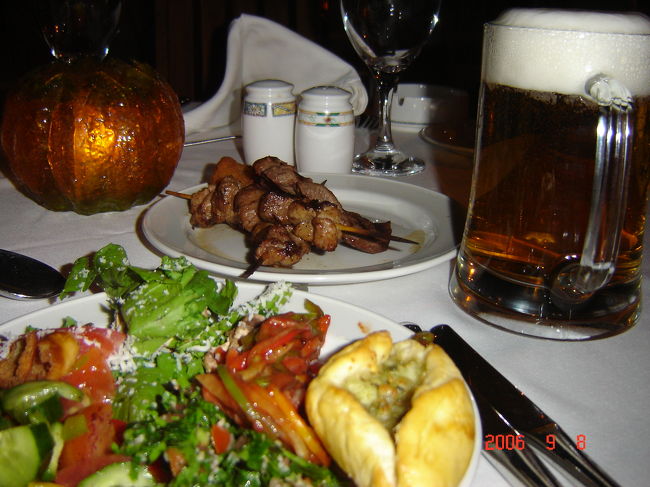 シシゲバブとヨルダンビール<br />くびっと。