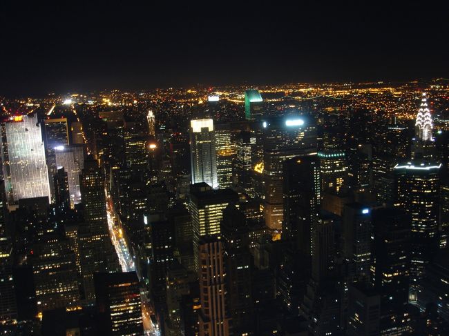 〜エンパイア・ステートビルからの眺め〜<br />飛行機の到着時間が大幅に遅れたため、ミュージカルに行く予定でしたが急遽変更して行きました。<br />ニューヨークの夜景はとてもきれいで、行ってよかったと思いました。<br /><br />22時頃でしたが、たくさんの観光客でにぎわっていました。<br /><br /><br /><br />