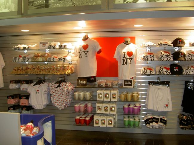 〜エンパイア・ステートビル内のお土産売り場〜<br />このロゴグッズ、タイムズスクエア周辺を歩いていると、いろいろな場所で売られているのを見かけました。<br />私も買いましたが・・。