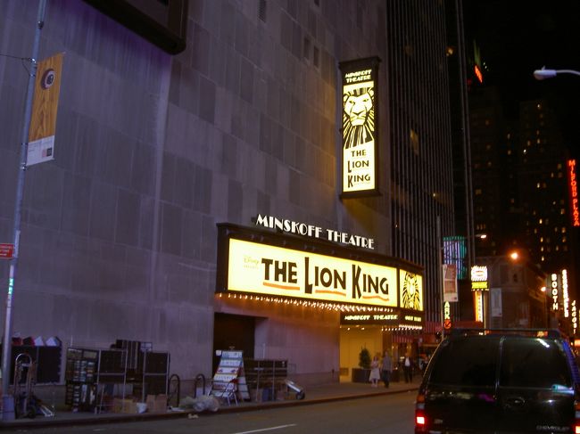 〜行きたかったミュージカル〜<br />有名なライオンキングが上演されている劇場の外観。<br />残念ながら見ることはできませんでしたが、記念にパチリ。