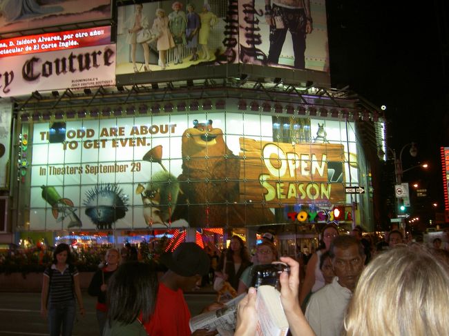 〜タイムズスクエアにあるトイザラス〜<br />ここは、夜遅くまで観光客でにぎわっていました。<br />看板が日本に比べて大きく、ネオンが派手なのでとても明るかったです。