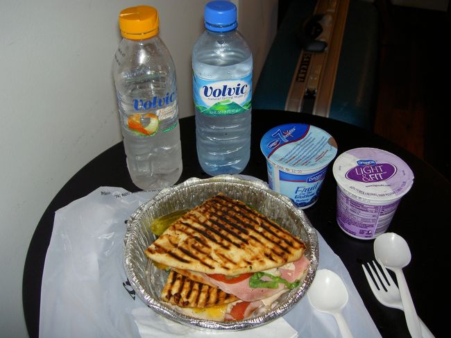 〜遅い夕食〜<br />すっかり遅くなってしまい、デリでサンドイッチ？を購入。こんなボリュームで５ドルくらいでした。<br />