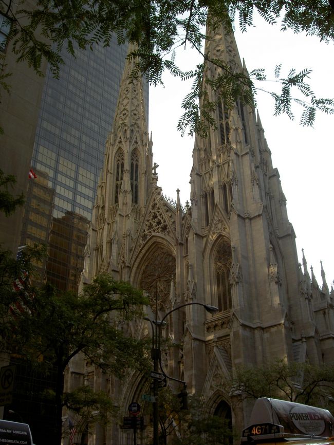 〜セントパトリック教会〜<br />高層ビルにはさまれて建つ教会です。<br />中は無料で開放されていて、観光客がたくさんいました。<br />