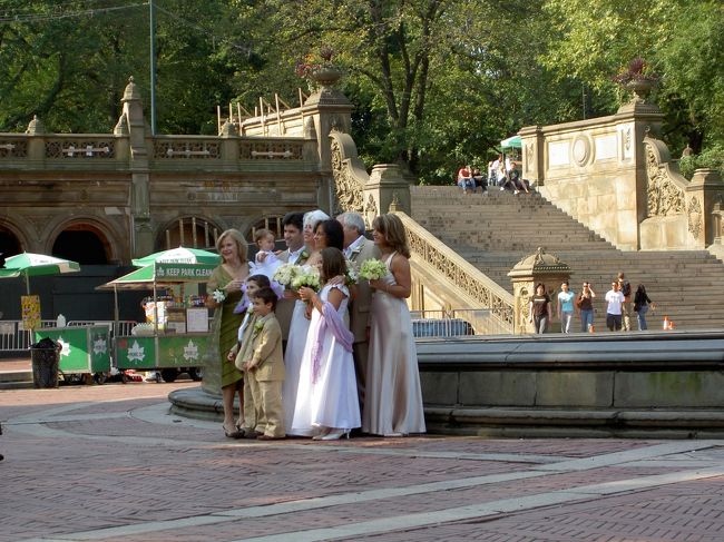 〜セントラルパーク・その3〜<br />噴水広場でご飯を食べていると、結婚式の記念撮影をしている家族に遭遇しました。