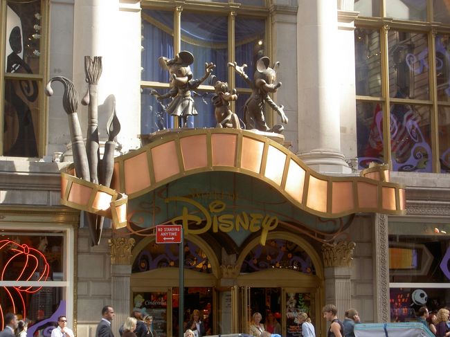５番街にあるディズニーストア。<br />中には入っていませんが外観がかわいかったのでパチリ