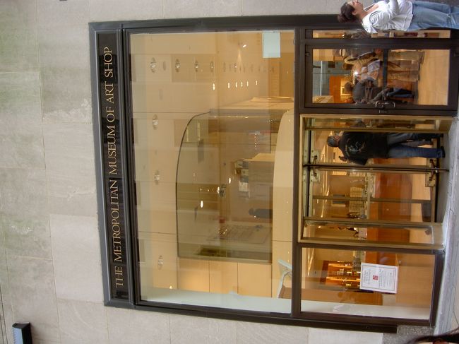 〜メトロポリタンミュージアムショップ〜<br />ロック・フェラーセンターのすぐ近くにあります。<br />オリジナルグッズが売っています。