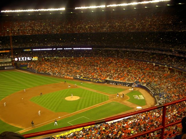 〜メッツスタジアム〜<br />大リーグ観戦してきました！<br />当日券（２５ドル）、アッパーボックス席という上階の席でしたが、試合はよく見えました。<br />しかし席が急なので高所恐怖症の私は、前半固まっていました。<br />風が冷たくあまりの寒さに途中で帰りました。<br />この日残念ながらメッツは負けたようです。