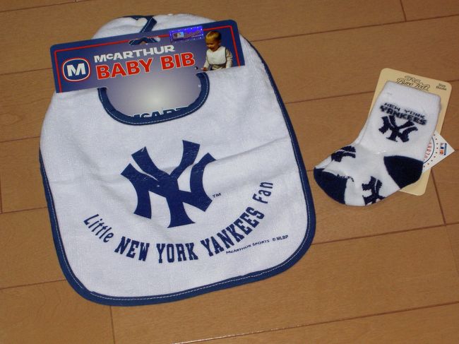 〜お土産・その1〜<br />ヤンキースクラブハウスで買ったベビー用のよだれかけと靴下。<br />各８ドルくらいでした。