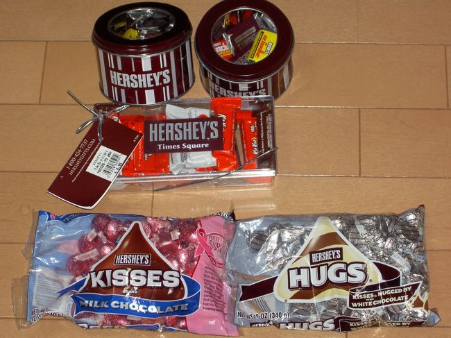 〜お土産・その3〜<br />会社などのお土産に最適。タイムズスクエアにあるハーシーズのお店で購入。２３時まで営業しています。<br />袋のチョコは３．９ドルくらい。缶のチョコは５．９ドル。