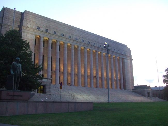 Day 47/アテネ→（フランクフルト）→ヘルシンキ（フィンランド）<br />●飛行機、バス、飛行機、バスと乗り継いで北欧入り！オリンピックスタジアムのYH。第一金曜は集会の日らしく、若者数百人が近くのパーキングでアメ車をブイブイいわせてた。(8/4)<br /><br />なんだろ、この建物……