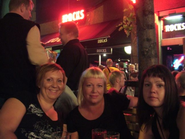 夜23時過ぎ？電車を２分遅れで逃し、やぶれかぶれになり野宿しようかと思ったけどさすがに控えた。<br /><br />その辺の人に携帯を借り（だって公衆電話３ユーロとかするんだもん！）クロアチア・ザグレブで会ったカティア（左）とアヌー（中）に電話したところ、ちょうど駅の向かいのバーで飲んでると！<br />すごい偶然。<br />アヌーの家に泊めていただく。<br />電車逃したおかげで再会できた。良かった良かった。