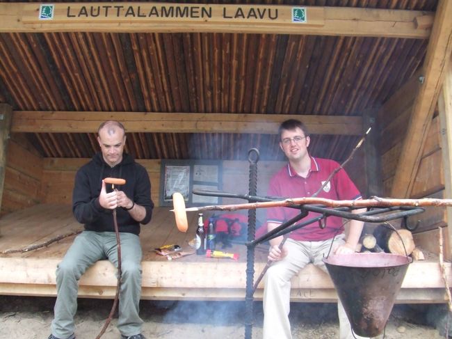 コルム（左）とオリバー。<br />枝にソーセージを刺して、<br />ハイキング・フィンランド流。