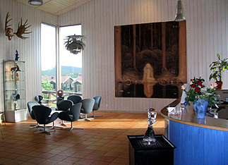 ホテルのレセプション。<br />スワンのイスと照明はアーティーチョーク。