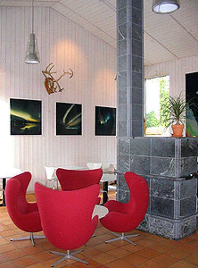 こちらもロビー、赤いエッグと暖炉。