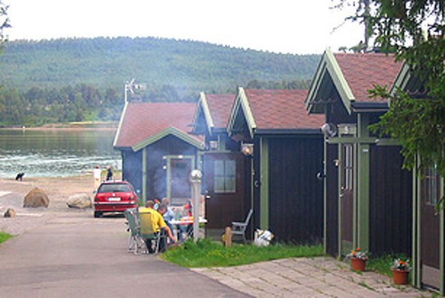 キッチンつきのコテージが点在、<br />屋根に天窓のついたタイプもある。<br />オーロラが見える。