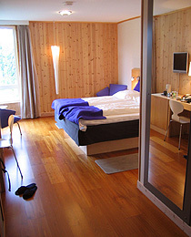 私が泊まったのは全てが１階で角部屋の『KAAMOS room』<br />カーモスとはラップランドのサーメ語で<br />白夜のことらしい。