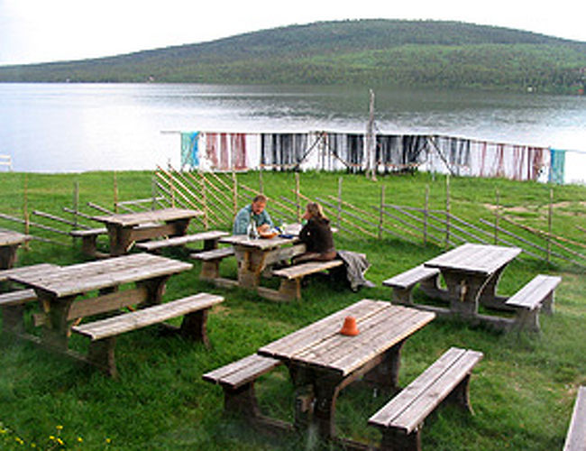 河のほとりで食事。<br />午後８時くらい。