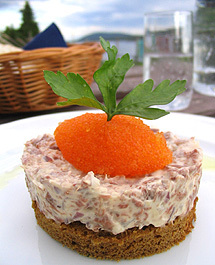 前菜は<br />ブラウンパンの上にトナカイのスモークあえと<br />なにかのキャビアが乗っているもの。<br />約1700円。