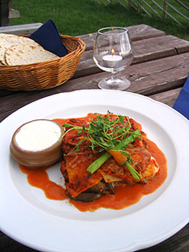 メインはラザニア、フレッシュチーズが添えられていて<br />とっても美味♪<br />約2600円。