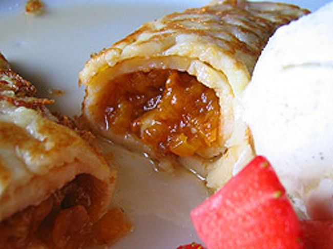 デザートは<br />温かいクラウドベリーソースのクレープ。<br />約1700円。<br />