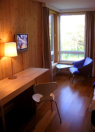 明け方5時、普通に明るい。<br />ヤコブセンのアントチェアと<br />シャープの液晶テレビ。