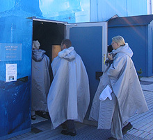 翌日、氷の彫刻のエキシビジョンが催されているというので入場する。<br />こんなロングコートを着せられる。