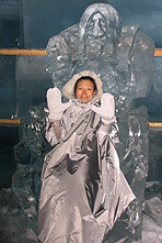 氷のイスに座ってハイポーズ♪<br />アイスホテルの夏と冬を満喫できて<br />楽しかった一日でした。