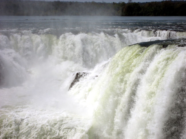 悪魔の喉笛　拡大<br />凄い水量です。