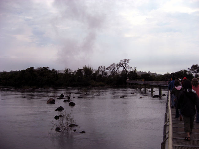 遊歩道を歩きます。<br />川面は殆ど動きが感じられないぐらいゆっくりと流れています。まるで湖水のようです。<br />と、ところが、急に前方に水煙が見えてきました。<br />それが、悪魔の喉笛の登場でした。