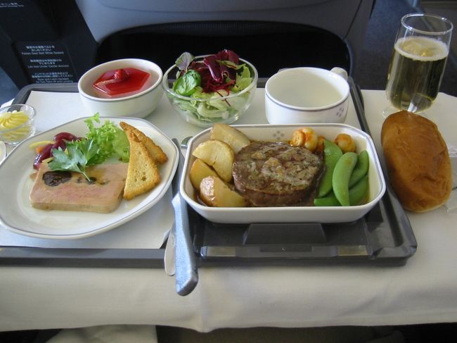 ＪＡＬビジネスの機内食。<br />シャンパンとステーキとフォアグラ等でした。<br />ステーキ美味しかったけど日本食も食べたかったー。