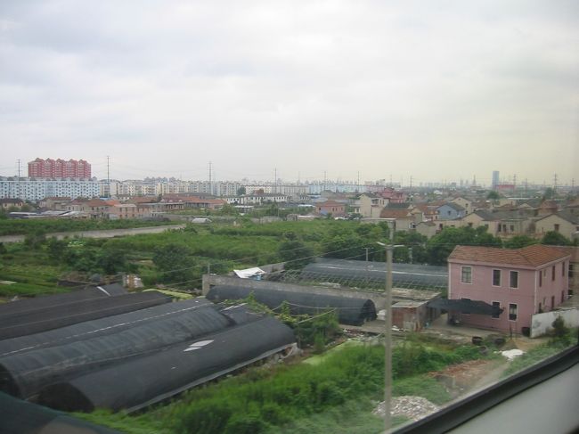 リニアからの風景。<br />社会主義な町並みで楽しかったけどリニア乗車時間10分以下なのであまりちゃんと見れなかった。