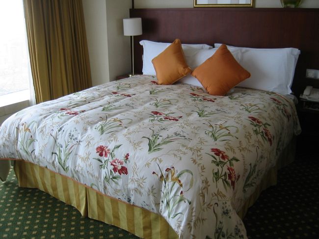 さて、ホテルに到着。<br />この花柄のシーツが超かわいい！！<br />同じの欲しい！！