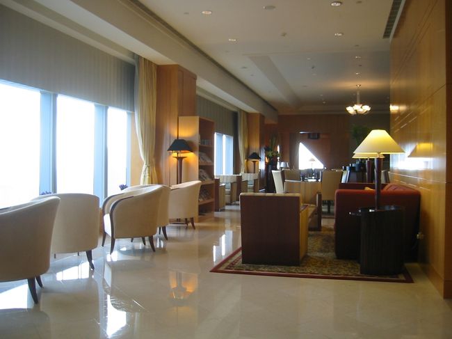 ここがエグゼクティブラウンジ。<br />いつでも何でも飲めてクッキーとかも食べ放題。<br />人も少ないので静かで寛げます。<br />59階の最上階だから眺めも抜群！