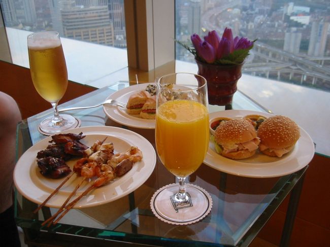 夕方には軽食も食べ放題。<br />他の欧米人はかっこよくワインとチーズだけだったけど私達はここぞとばかりたらふく食べました。<br />だって美味しいんだもーん。<br />