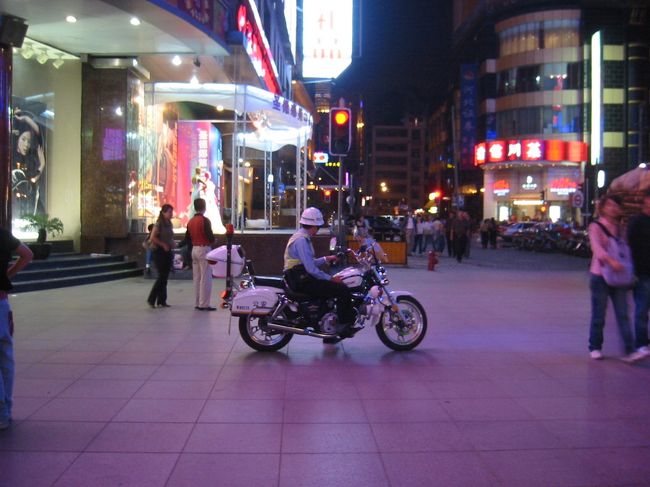 いつでも出動できるように公安の人がいます。