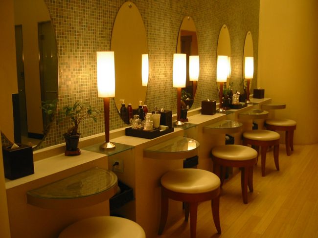 ホテル内のジャグジールームの一部。<br />ボディローションとコットンなどが置いてあり、<br />とても寛げる雰囲気の化粧台でした。