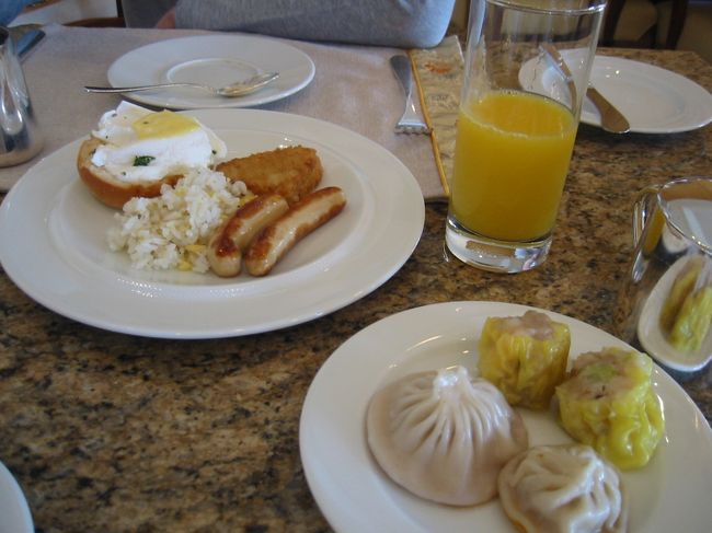 翌日の朝食。<br />朝食はホテルのカフェとエグゼクティブラウンジでの朝食と選べました。この時は後者を選択。<br />静かで時間がゆっくり流れているようでした。<br />小龍包はあまりおいしくなかったけどそれ以外は美味しい。