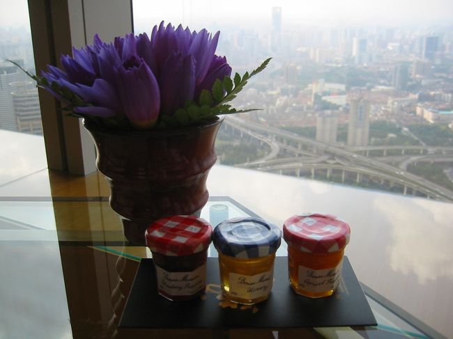 ラウンジの朝食。<br />小さいジャムがいっぱいあったので全種類もらってきちゃいました。<br />生花もきれいに飾ってあります。