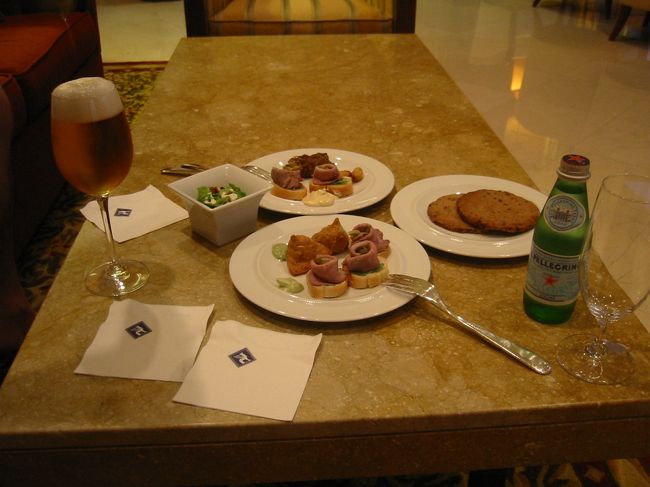 旅行二日目のラウンジの軽食。<br />ちゃんと違うメニューで全て美味しい。