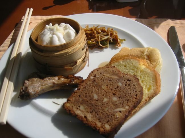 ホテルの38階カフェの朝食。<br />人も多く、少しざわついた感じだけど眺めもいいし、ラウンジより食べ物の種類が２倍くらい多かった。<br />朝から甘党の私はパウンドケーキとマフィンも食べました。ラム肉のステーキもあり、何本も食べました。<br />全て美味しい。