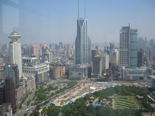 朝食時の風景。<br />左に見えるのはラディソンホテル。<br />手前の緑は人民公園。