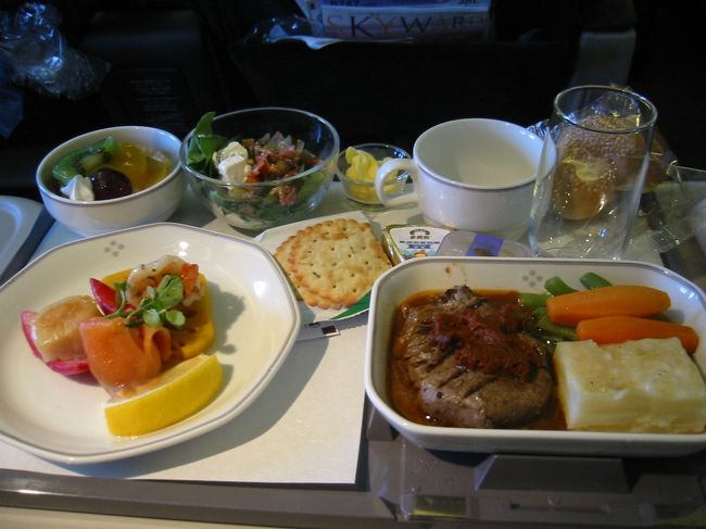 帰りの飛行機の機内食。<br />洋食をチョイス。<br />前菜もメインも美味しい。
