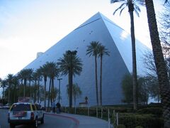 * Luxor *

金属質なピラミッドが宇宙基地のようなルクソール。館内はちょっと暗めでエジプトっぽいアミューズメント施設になっている。

こちらで６つの３D Imax Theatreやライドがセットになったパスポートを購入し半日遊びまわる。３Dライドはどれもよく出来ていてかなり楽しめる。