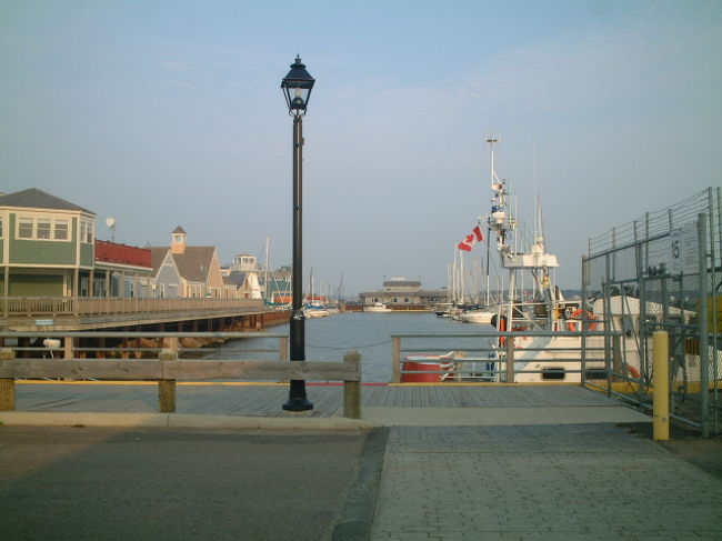 サマーサイドのウォーターフロントのボードウォーク。<br />ショッピングセンターにクラフトショップ、そして<br />劇場などがあります。<br />