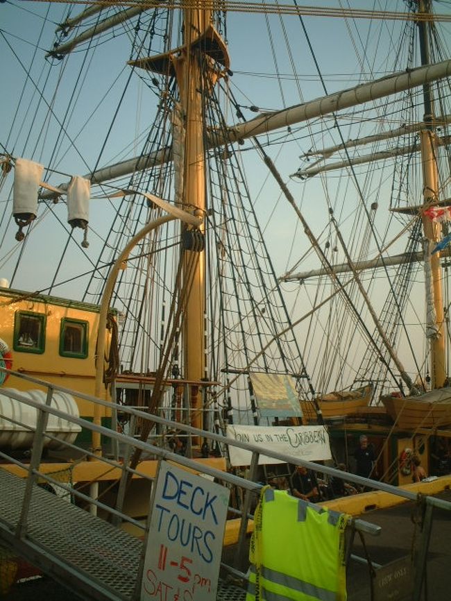 北米〜ヨーロッパを回っているというお船がとまっていて、<br />乗組員でバーベキュー大会をしてました。<br />明日出向で、この日だけデッキツアーをやっていました。<br />