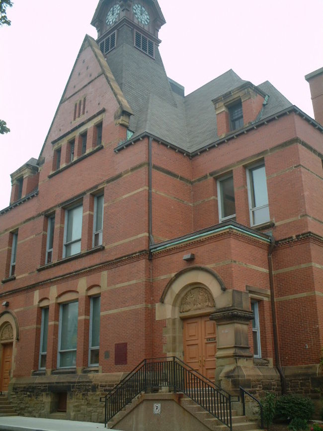 街の真ん中、ひときわ目立つ時計塔。<br />鐘がなります。<br />