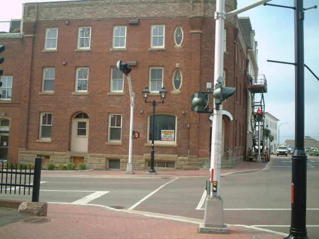 信号機、「止まれ」は手のひらのマーク。