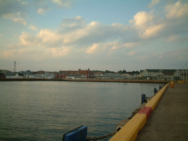 港側からみた街。おもちゃばこみたい。