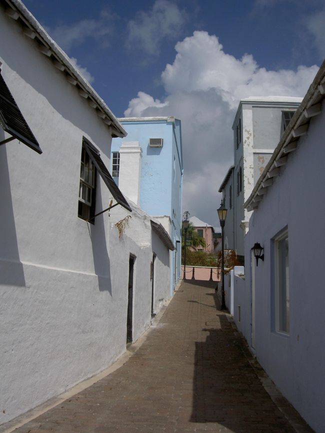 〜セントジョージの町並み〜<br />ここもパステルカラーの建物が立ち並んでいます。<br />比較的低い建物が多かったです。