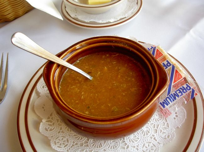 〜ランチ〜<br />この魚の身が入ったチャウダーとサラダを注文しました。<br />このチャウダーは、香辛料が入ったスパイシーなスープでした。<br />とてもおいしかったのですが、これがバミューダ料理だったのかは謎です。